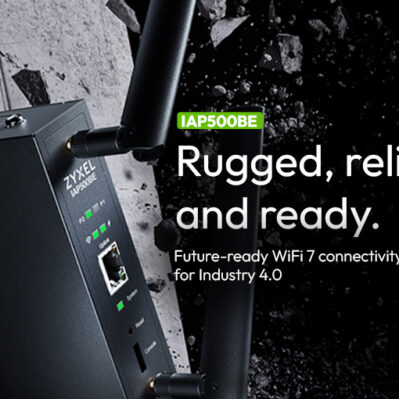 Czarny punkt dostępowy Zyxel Networks IAP500BE, z dwiema zewnętrznymi antenami, umieszczony na tle gruzu i pękniętej ściany. Po prawej stronie tekst (po angielsku): "IAP500BE. Wzmocniony, niezawodny i gotowy. Przyszłościowa łączność WiFi 7 dla Przemysłu 4.0".