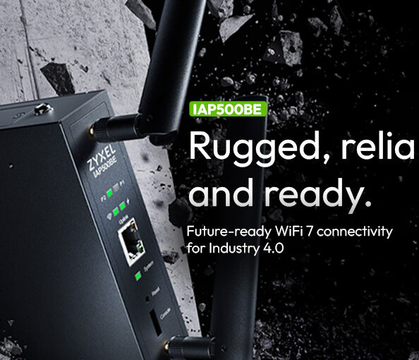 Zyxel Networks wprowadza na rynek pierwszy przemysłowy punkt dostępowy WiFi 7 17 Czarny punkt dostępowy Zyxel Networks IAP500BE, z dwiema zewnętrznymi antenami, umieszczony na tle gruzu i pękniętej ściany. Po prawej stronie tekst (po angielsku): "IAP500BE. Wzmocniony, niezawodny i gotowy. Przyszłościowa łączność WiFi 7 dla Przemysłu 4.0".