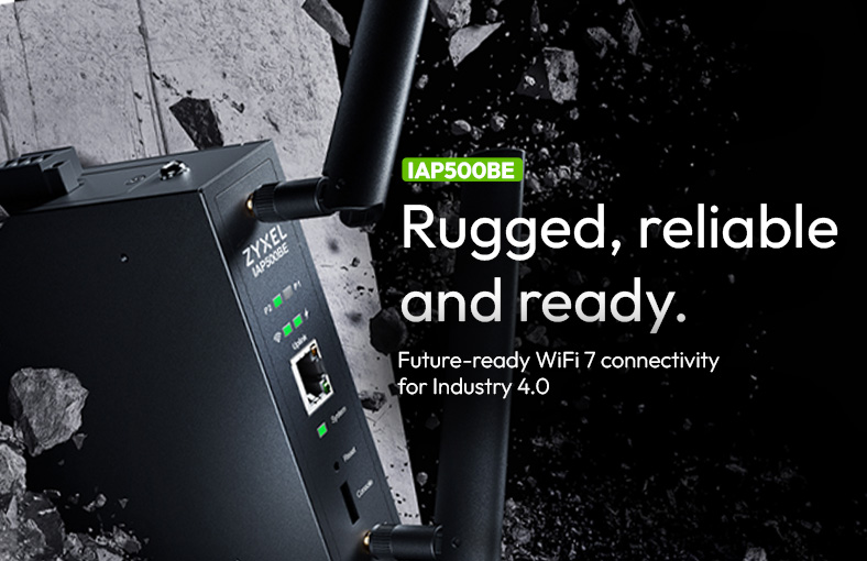 Czarny punkt dostępowy Zyxel Networks IAP500BE, z dwiema zewnętrznymi antenami, umieszczony na tle gruzu i pękniętej ściany. Po prawej stronie tekst (po angielsku): "IAP500BE. Wzmocniony, niezawodny i gotowy. Przyszłościowa łączność WiFi 7 dla Przemysłu 4.0".