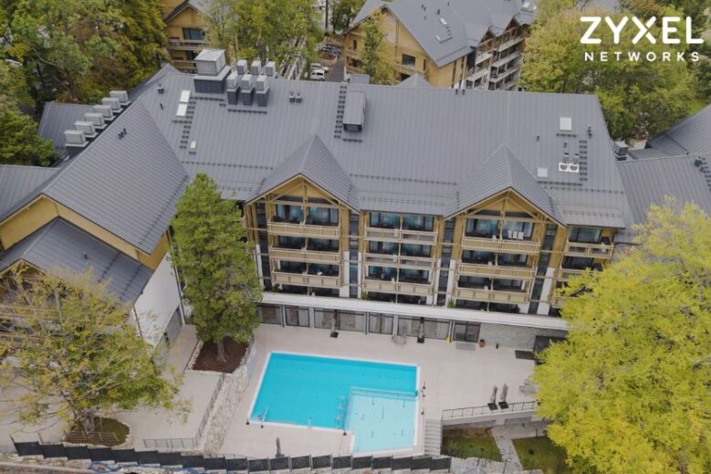 Forest Park Resort & SPA w Świeradowie-Zdroju widok z lotu ptaka - w lewym górnym rogu logo Zyxel Networks