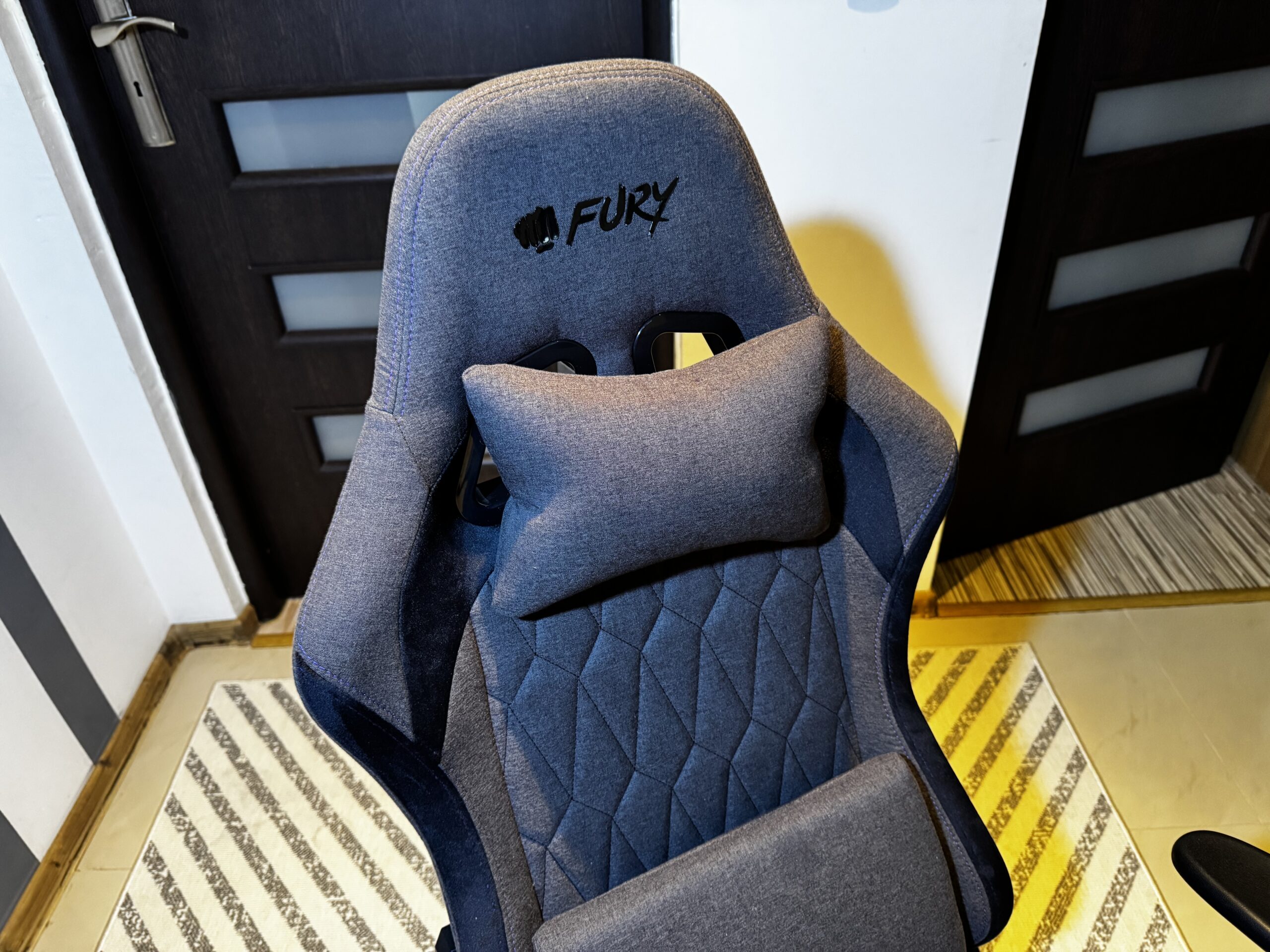 Test fotela gamingowego FURY SHINAI S8 – budżetowy kompromis czy godna alternatywa?