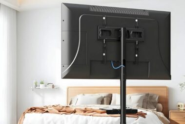 Pierwszy tak elastyczny, wolnostojący uchwyt Montis dla małych i średnich telewizorów 16 Telewizor w sypialni na uchwycie wolnostojacym Montis Atlas