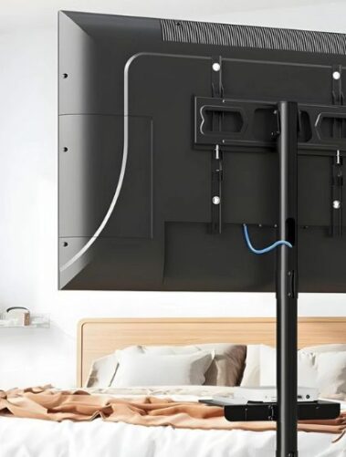 Pierwszy tak elastyczny, wolnostojący uchwyt Montis dla małych i średnich telewizorów 31 Telewizor w sypialni na uchwycie wolnostojacym Montis Atlas