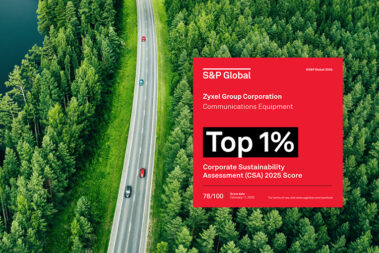 Zyxel Group w ścisłej światowej czołówce rankingu S&P Sustainability Yearbook 2026 16 Grafika informacyjna Zyxel Networks przedstawiająca widok z lotu ptaka na krętą drogę prowadzącą przez gęsty, zielony las. Po prawej stronie znajduje się czerwony baner z logiem S&P Global oraz informacją o wyróżnieniu Zyxel Group Corporation w kategorii „Top 1%” w badaniu Corporate Sustainability Assessment (CSA) 2025. Podano wynik 78/100 punktów z datą 11 lutego 2026 r.