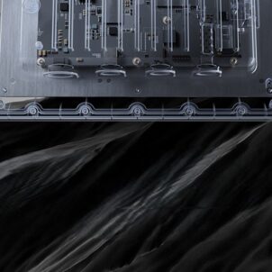 Zyxel Networks wprowadza wzmocniony punkt dostępowy WiFi 7 46 Przezroczysta obudowa punktu dostępowego Zyxel WBE665S, ukazująca wewnętrzne układy elektroniczne i płytę główną, umieszczona nad pofałdowaną, czarną strukturą przypominającą skały lub ciemną materię.