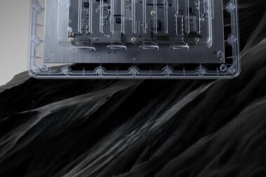 Zyxel Networks wprowadza wzmocniony punkt dostępowy WiFi 7 16 Przezroczysta obudowa punktu dostępowego Zyxel WBE665S, ukazująca wewnętrzne układy elektroniczne i płytę główną, umieszczona nad pofałdowaną, czarną strukturą przypominającą skały lub ciemną materię.