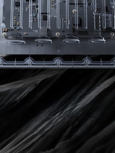 Zyxel Networks wprowadza wzmocniony punkt dostępowy WiFi 7 26 Przezroczysta obudowa punktu dostępowego Zyxel WBE665S, ukazująca wewnętrzne układy elektroniczne i płytę główną, umieszczona nad pofałdowaną, czarną strukturą przypominającą skały lub ciemną materię.