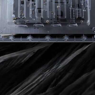 Zyxel Networks wprowadza wzmocniony punkt dostępowy WiFi 7 16 Przezroczysta obudowa punktu dostępowego Zyxel WBE665S, ukazująca wewnętrzne układy elektroniczne i płytę główną, umieszczona nad pofałdowaną, czarną strukturą przypominającą skały lub ciemną materię.