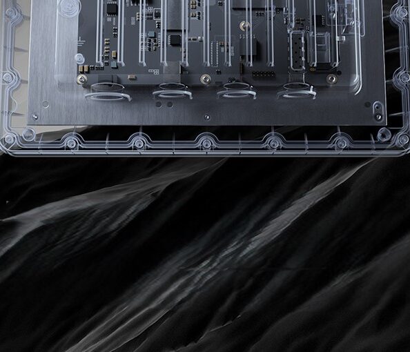 Zyxel Networks wprowadza wzmocniony punkt dostępowy WiFi 7 44 Przezroczysta obudowa punktu dostępowego Zyxel WBE665S, ukazująca wewnętrzne układy elektroniczne i płytę główną, umieszczona nad pofałdowaną, czarną strukturą przypominającą skały lub ciemną materię.