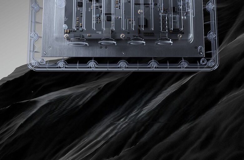 Zyxel Networks wprowadza wzmocniony punkt dostępowy WiFi 7 17 Przezroczysta obudowa punktu dostępowego Zyxel WBE665S, ukazująca wewnętrzne układy elektroniczne i płytę główną, umieszczona nad pofałdowaną, czarną strukturą przypominającą skały lub ciemną materię.