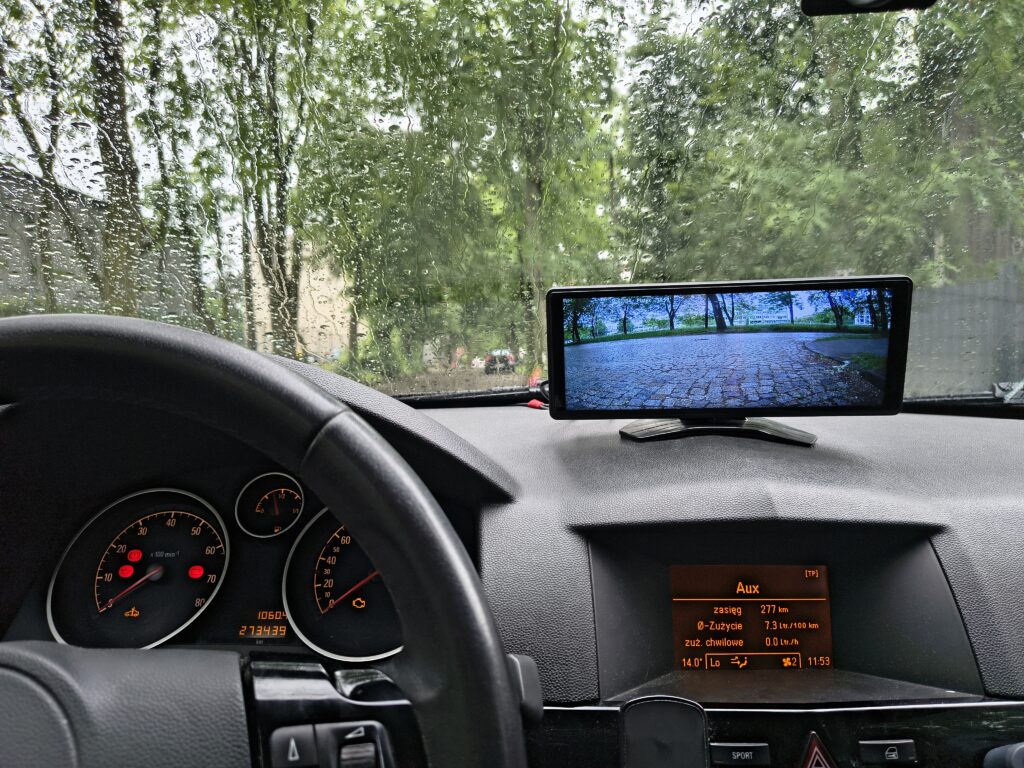 NAVITEL DS1020 – recenzja samochodowego ekranu z CarPlay i Android Auto