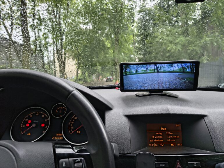 NAVITEL DS1020 – recenzja samochodowego ekranu z CarPlay i Android Auto
