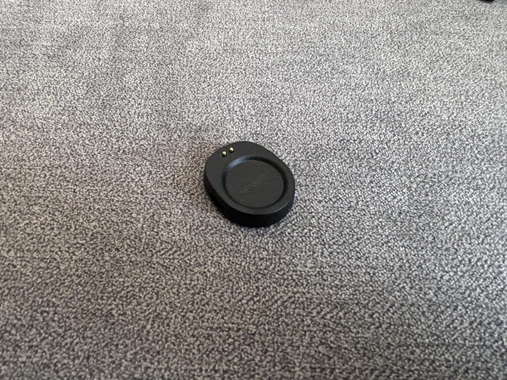 Recenzja Amazfit T-Rex 3 Pro 44 mm Tactical Black czyli mniejszy, czarny twardziel 8 Ładowarka magnetyczna