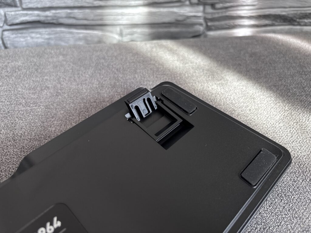 Marvo Magma M40 Magnetic - magnetyczna klawiatura 8K w cenie zwykłego mechanika 17 Dwupoziomowe nóżki
