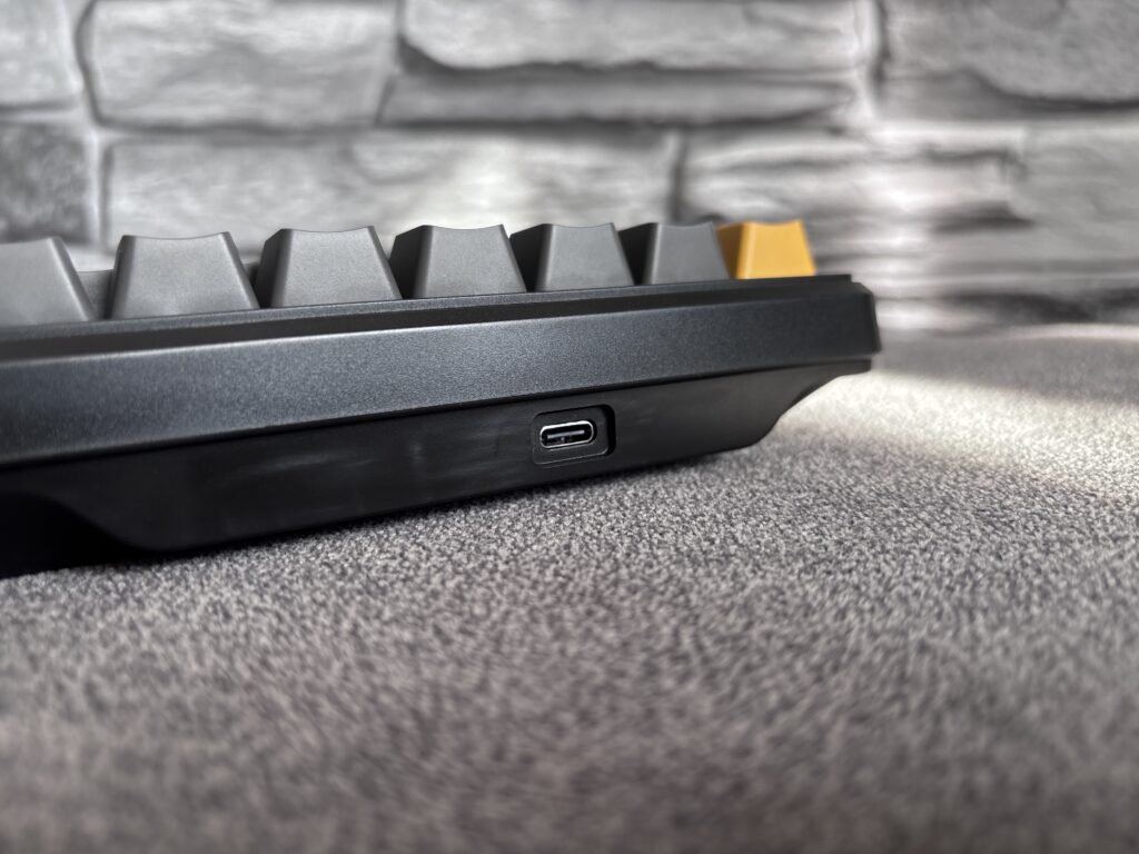 Marvo Magma M40 Magnetic - magnetyczna klawiatura 8K w cenie zwykłego mechanika 11 Złącze USB