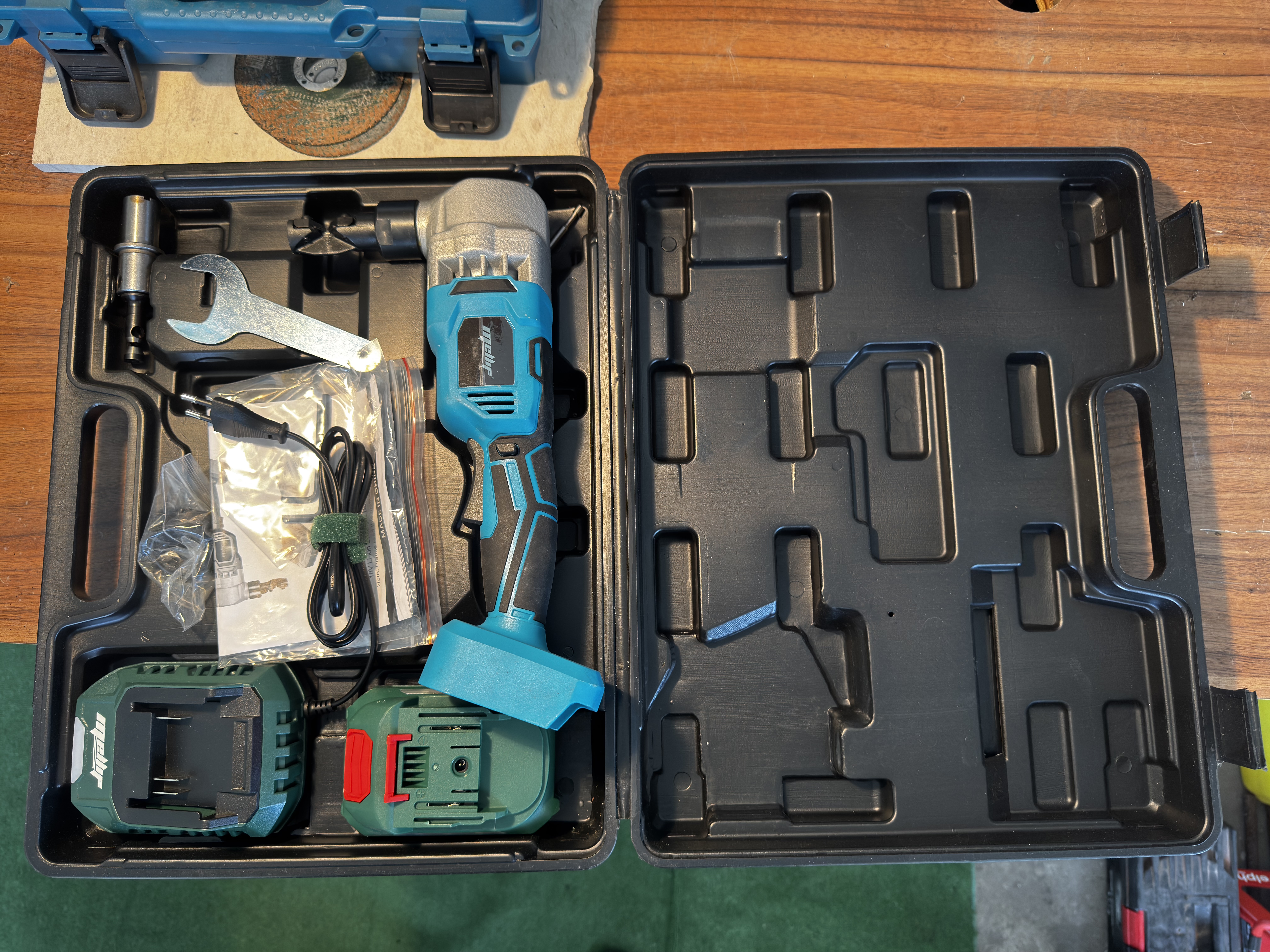 Mellif Cordless Nibbler – recenzja bezprzewodowych nożyc do blachy, kompatybilnych z bateriami Makita 18V