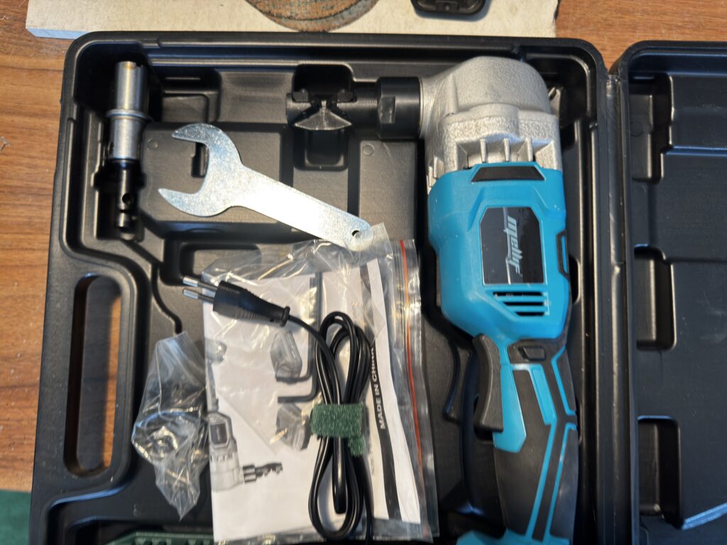 Mellif Cordless Nibbler – recenzja bezprzewodowych nożyc do blachy, kompatybilnych z bateriami Makita 18V 4 IMG 6284