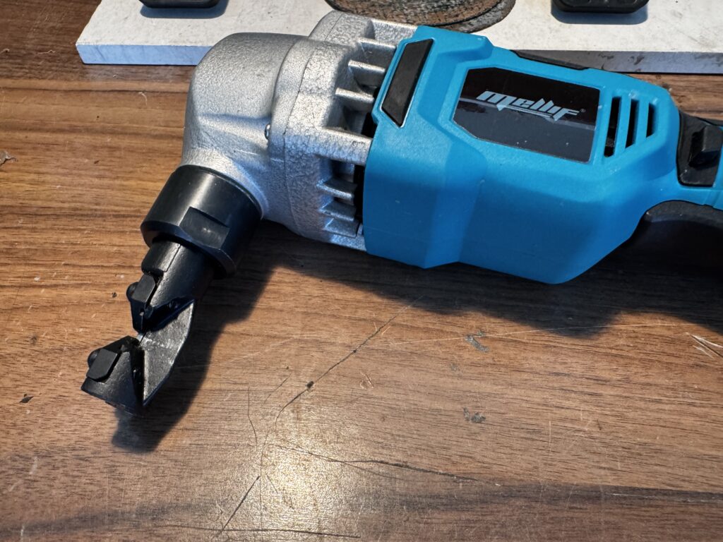 Mellif Cordless Nibbler – recenzja bezprzewodowych nożyc do blachy, kompatybilnych z bateriami Makita 18V 10 IMG 6293