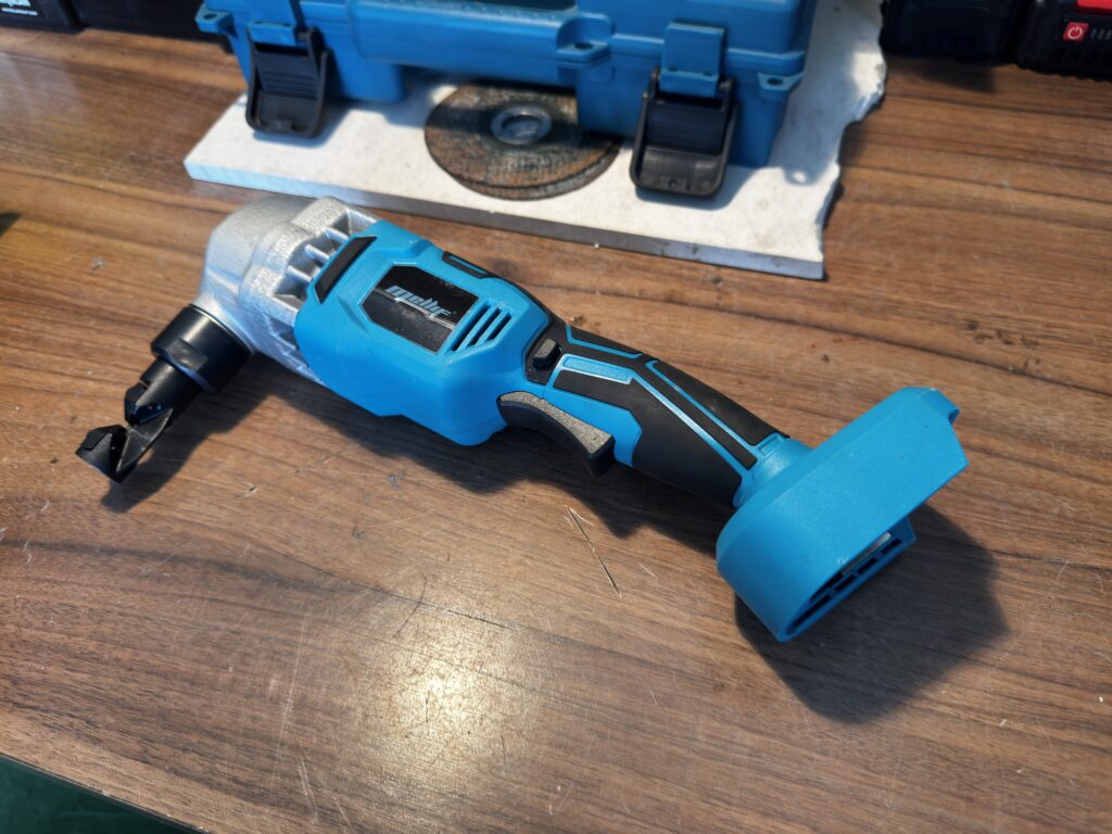 Mellif Cordless Nibbler – recenzja bezprzewodowych nożyc do blachy, kompatybilnych z bateriami Makita 18V 7 IMG 6294