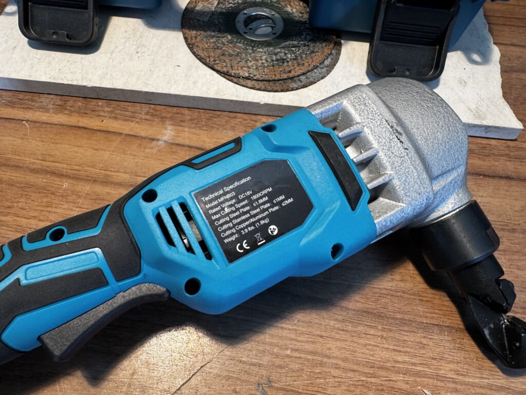 Mellif Cordless Nibbler – recenzja bezprzewodowych nożyc do blachy, kompatybilnych z bateriami Makita 18V 12 IMG 6295