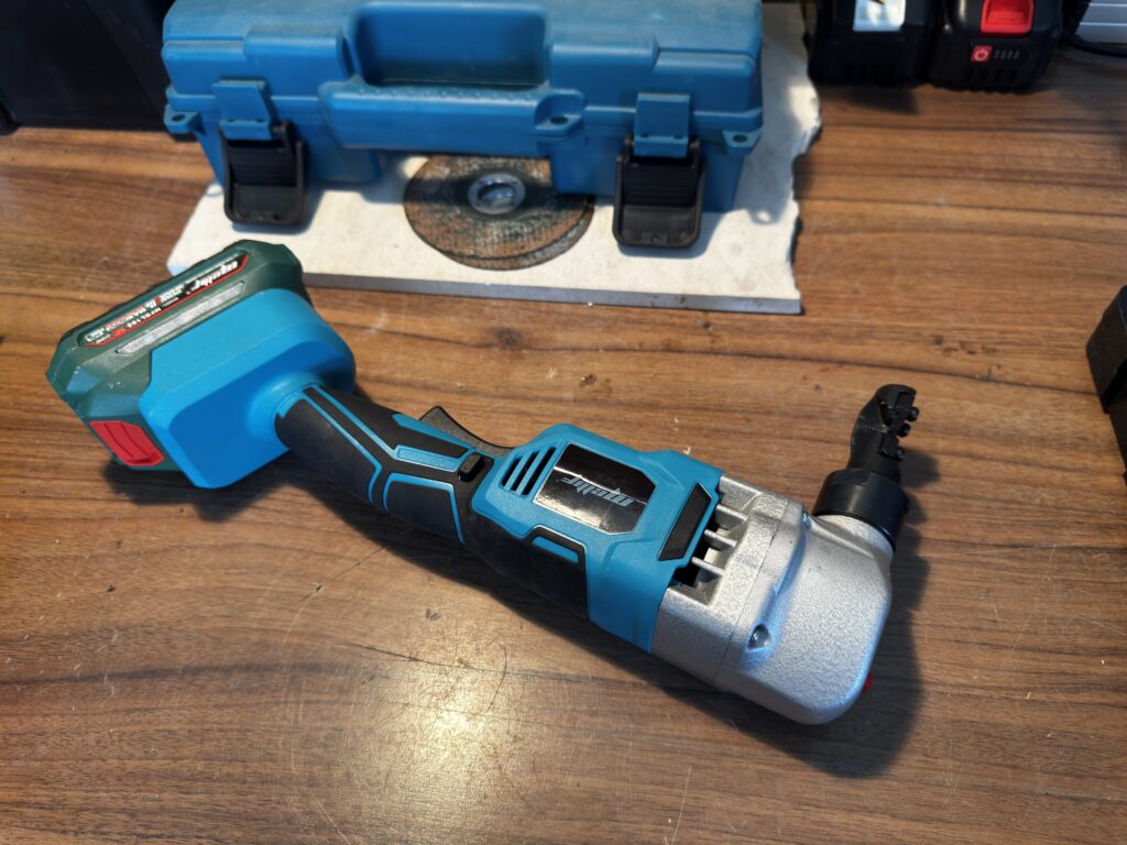 Mellif Cordless Nibbler – recenzja bezprzewodowych nożyc do blachy, kompatybilnych z bateriami Makita 18V 8 IMG 6298