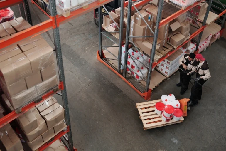 Jak uniknąć błędów przy wysyłce towarów? Wagi stołowe i paleciaki z wagą w służbie e-commerce