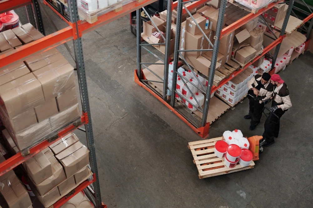 Jak uniknąć błędów przy wysyłce towarów? Wagi stołowe i paleciaki z wagą w służbie e-commerce