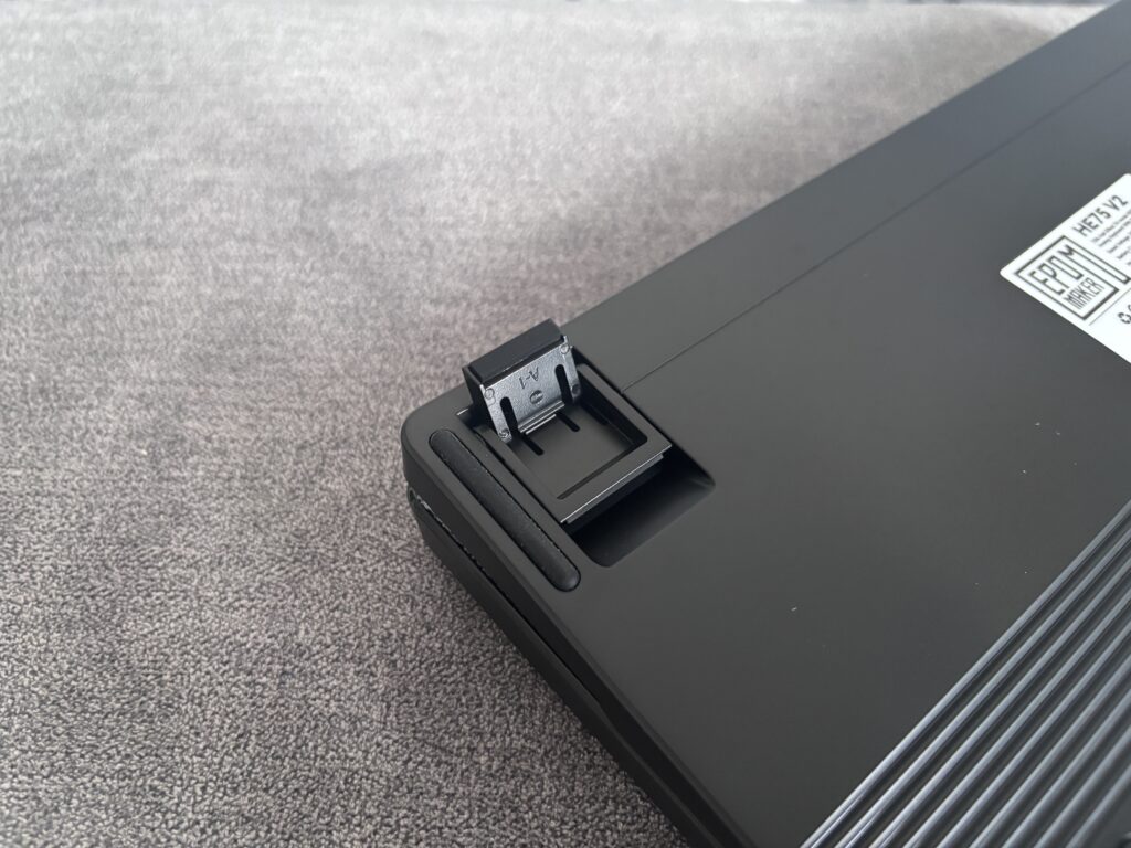 EPOMAKER HE75 V2 - magnetyczna klawiatura 8K z pokrętłem, które można zamienić na klawisze 24 Spód i nóżki