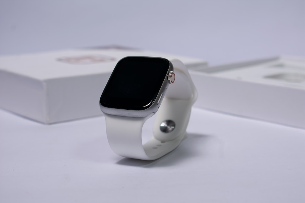 Jak wybrać smartwatch w 2026 roku? Praktyczny poradnik przed zakupem 1 Biały smartwatch z kwadratową kopertą leżący na jasnym blacie