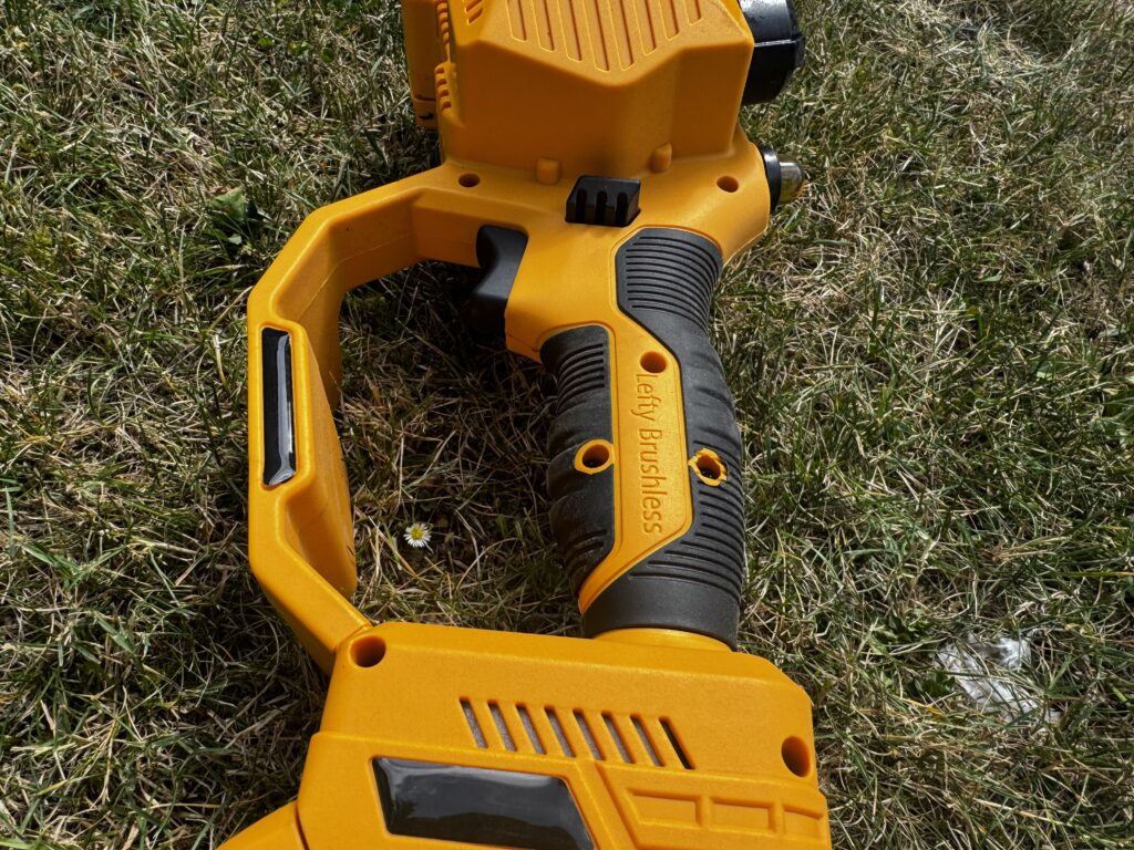Gałęzie bez drabiny? Test Mellif 2-in-1 Electric Pole Saw. Ta mała piła naprawdę daje radę 3 IMG 7300