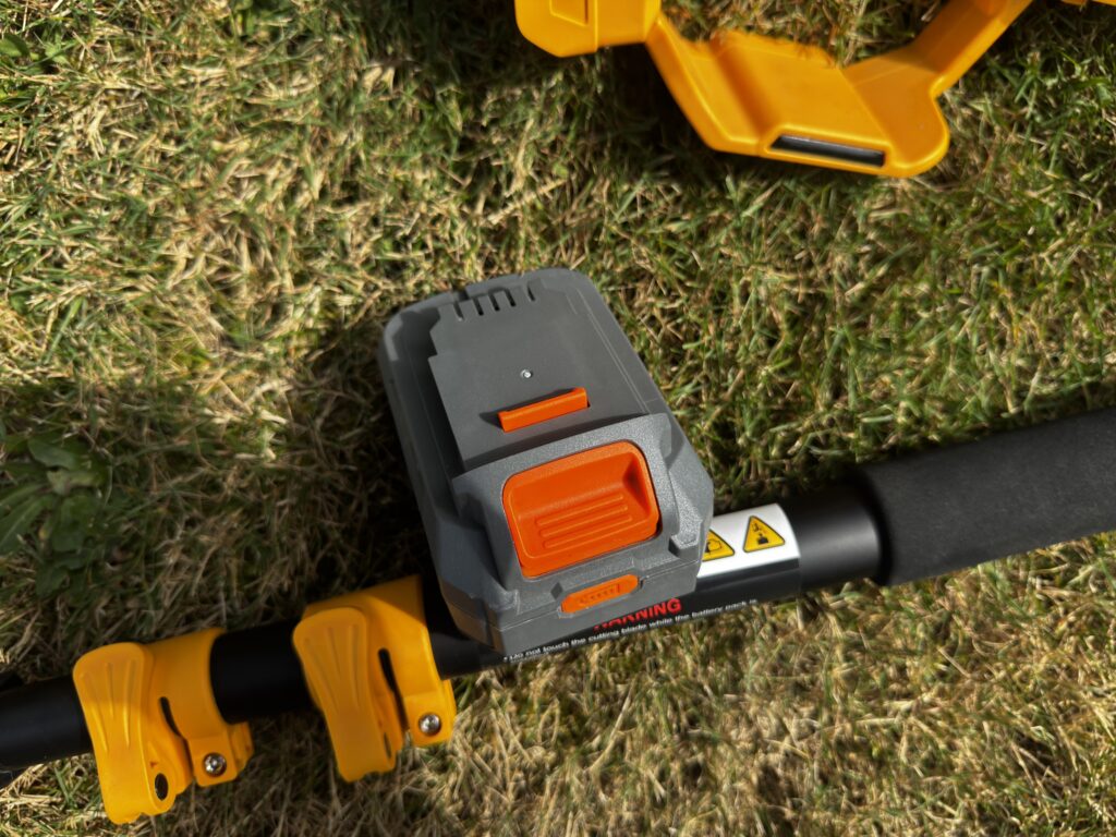 Gałęzie bez drabiny? Test Mellif 2-in-1 Electric Pole Saw. Ta mała piła naprawdę daje radę 5 IMG 7323