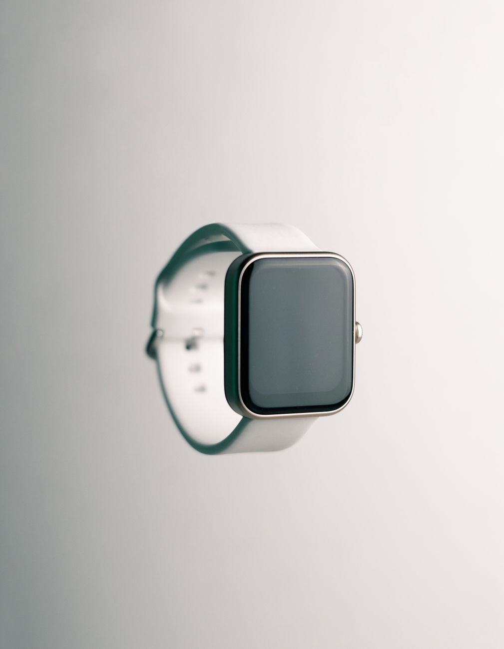 Jak wybrać smartwatch w 2026 roku? Praktyczny poradnik przed zakupem 2 Smartwatch z czarną kopertą i zielonym paskiem sportowym