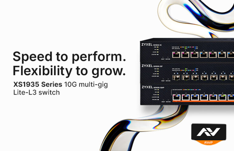 Grafika PR marki Zyxel Networks przedstawiająca serię przełączników sieciowych XS1935. Na jasnym tle napis „Speed to perform. Flexibility to grow. XS1935 Series 10G multi-gig Lite-L3 switch”. Po prawej stronie zaprezentowano trzy czarne przełączniki (switche) zamontowane w stosie z widocznymi portami RJ-45 i SFP+. W prawym dolnym rogu znajduje się logo AVoIP, a w tle płynne, metaliczne wstęgi.