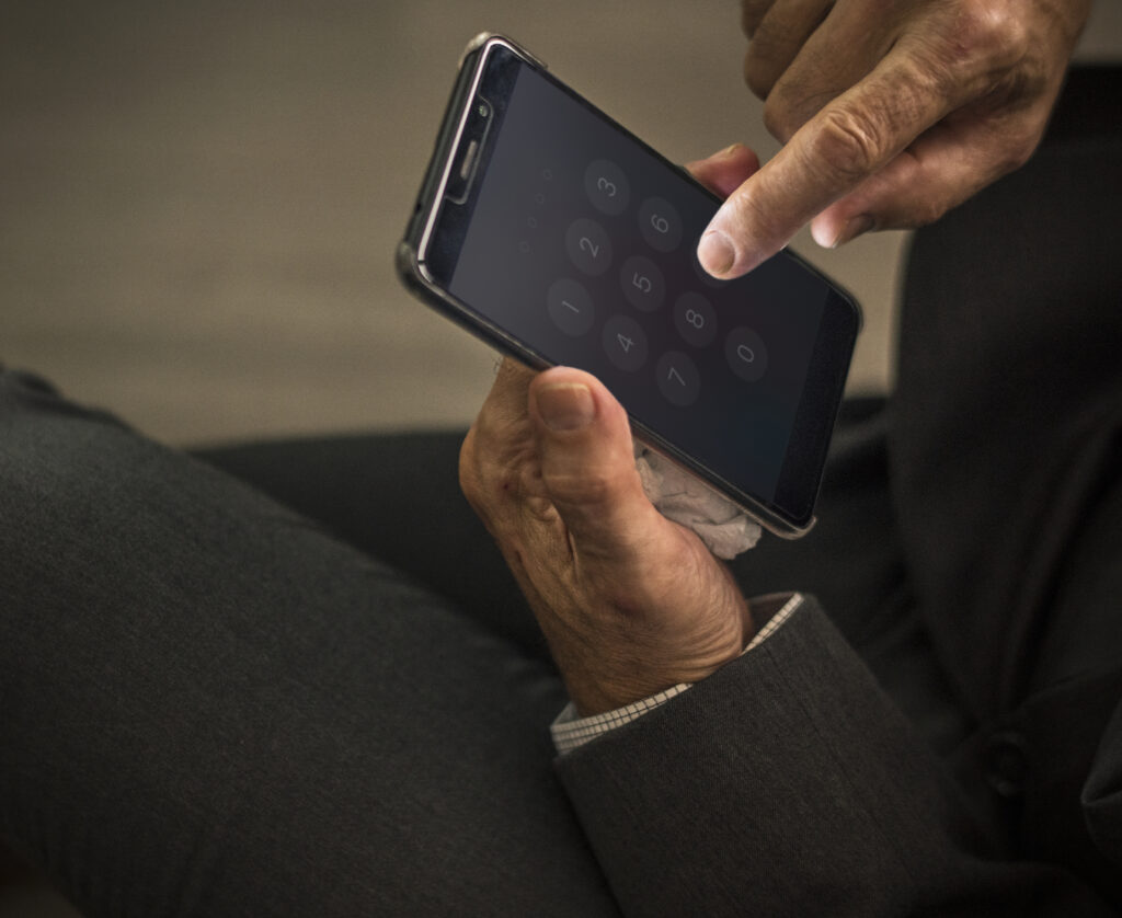 Ile kosztuje odblokowanie telefonu w serwisie i kiedy warto zrobić to samemu?